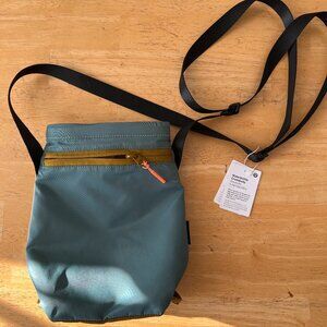 NWT - Lululemon - Water Bottle Crossbody with Front Pocket 2L
